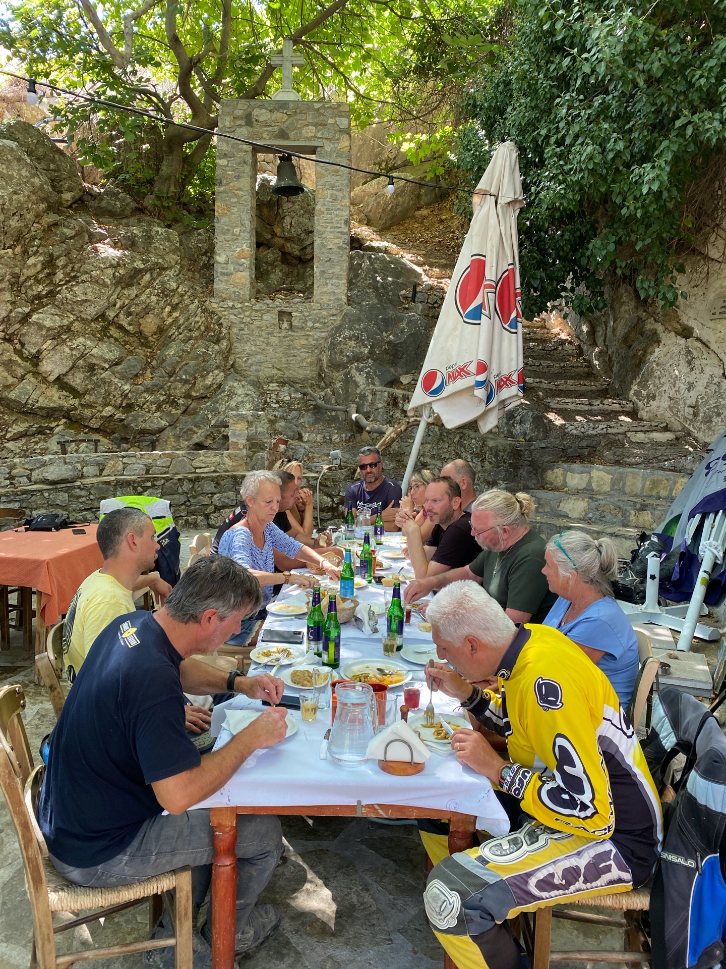 Repas de midi à la taverne Agia Paraskevi